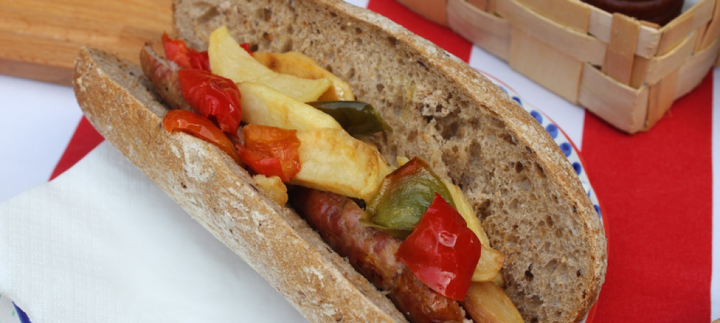 Foto del pane cu pipi e satizzu panino tipico di Reggio Calabria