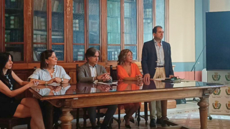 Il sindaco di Reggio Calabria e il direttivo di AiC Calabria mentre presentano il protocollo di intesa sulla celiachia