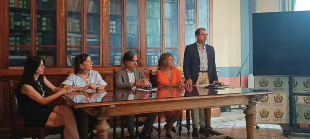 Il sindaco di Reggio Calabria e il direttivo di AiC Calabria mentre presentano il protocollo di intesa sulla celiachia